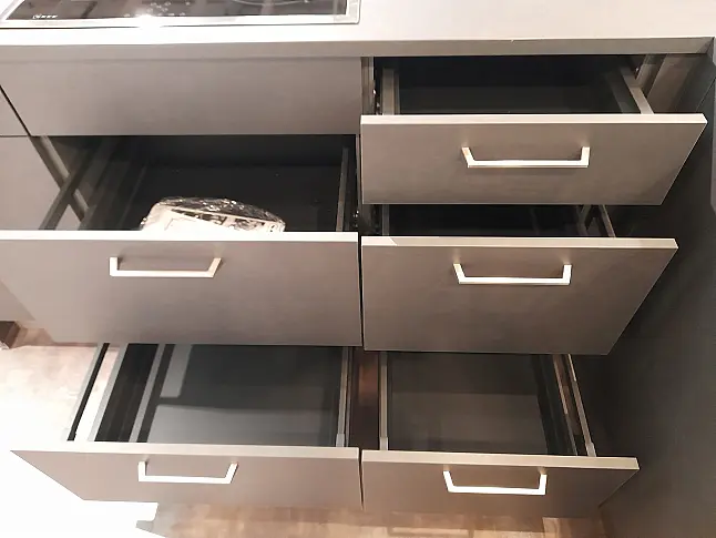 Moderne U-Küche mit angesetzter Insel  I  K045