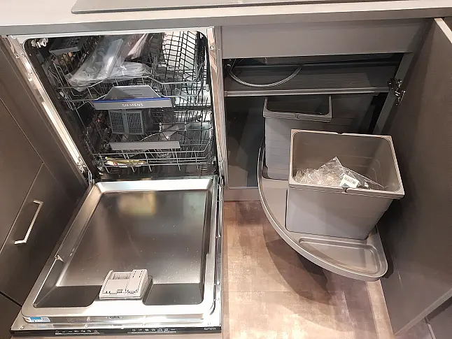 Moderne U-Küche mit angesetzter Insel  I  K045