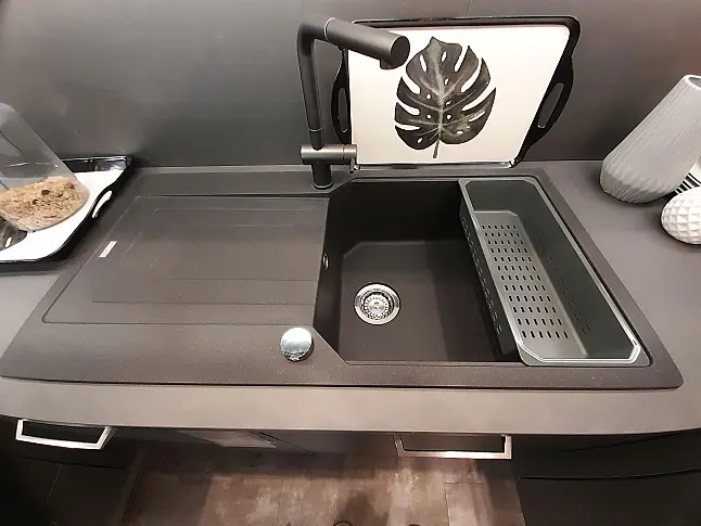 Moderne U-Küche mit angesetzter Insel  I  K045