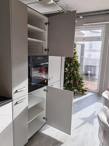 Küche in L-Form mit viel Zubehör