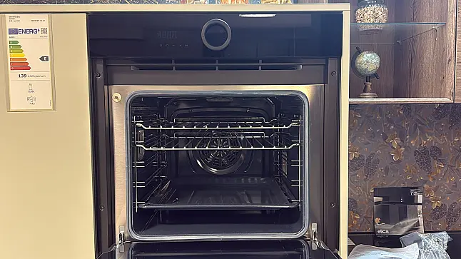 Schwarzer Einbaubackofen mit eigenartigem Design