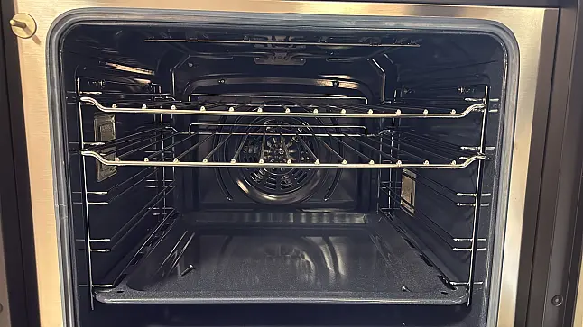 Schwarzer Einbaubackofen mit eigenartigem Design