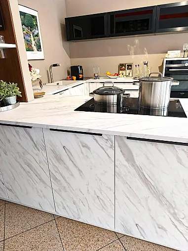 Carrara Mattlack mit elektrischer Funktionsecke und Backofen-Microwellenkombination