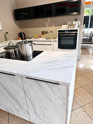 Carrara Mattlack mit elektrischer Funktionsecke und Backofen-Microwellenkombination