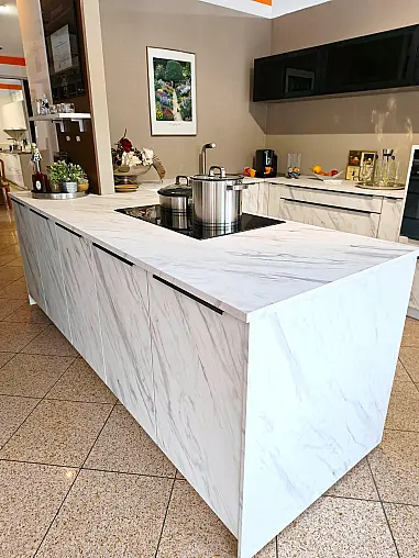 Carrara Mattlack mit elektrischer Funktionsecke und Backofen-Microwellenkombination