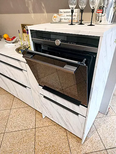 Carrara Mattlack mit elektrischer Funktionsecke und Backofen-Microwellenkombination