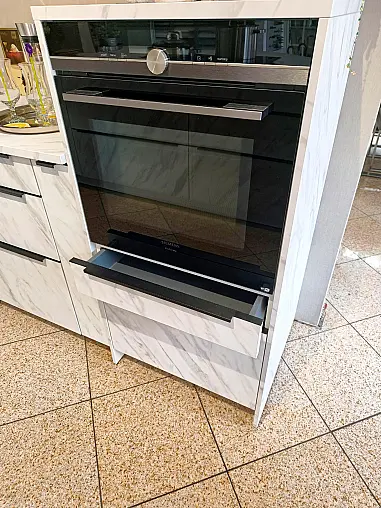 Carrara Mattlack mit elektrischer Funktionsecke und Backofen-Microwellenkombination