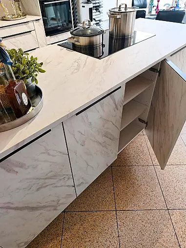 Carrara Mattlack mit elektrischer Funktionsecke und Backofen-Microwellenkombination