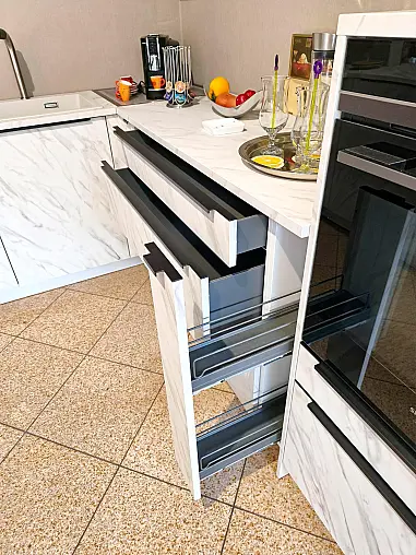 Carrara Mattlack mit elektrischer Funktionsecke und Backofen-Microwellenkombination