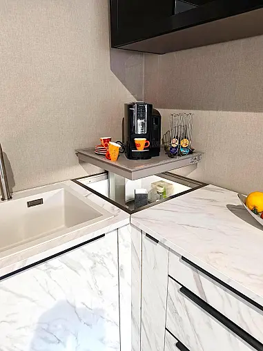 Carrara Mattlack mit elektrischer Funktionsecke und Backofen-Microwellenkombination