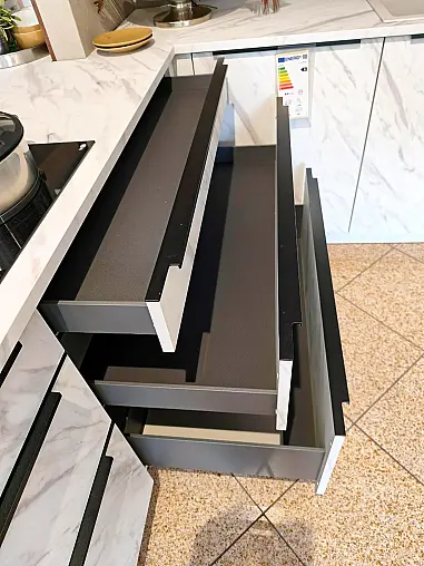 Carrara Mattlack mit elektrischer Funktionsecke und Backofen-Microwellenkombination