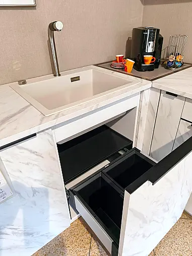 Carrara Mattlack mit elektrischer Funktionsecke und Backofen-Microwellenkombination