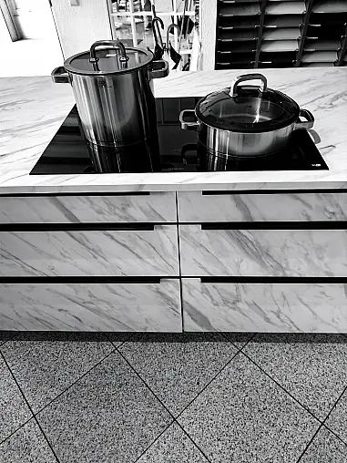 Carrara Mattlack mit elektrischer Funktionsecke und Backofen-Microwellenkombination