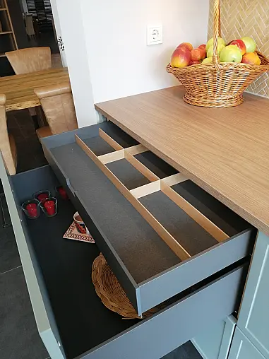 Moderne und zeitlose L-Küche mit zusätzlicher Zeile