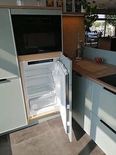Moderne und zeitlose L-Küche mit zusätzlicher Zeile