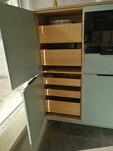 Moderne und zeitlose L-Küche mit zusätzlicher Zeile