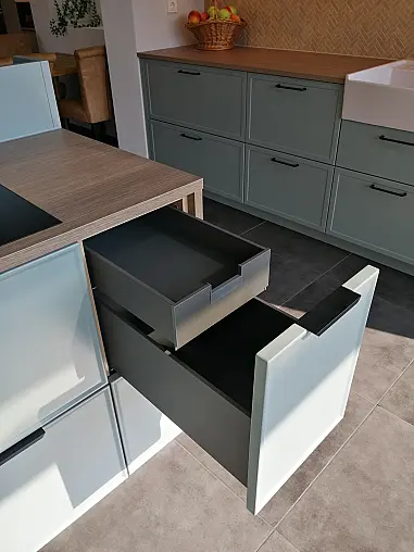 Moderne und zeitlose L-Küche mit zusätzlicher Zeile