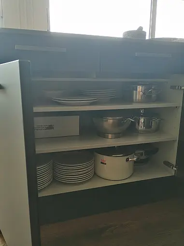 Moderne und zeitlose Zeilenküche mit Insel und Theke aus Holz