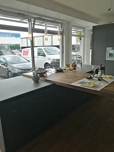 Moderne und zeitlose Zeilenküche mit Insel und Theke aus Holz