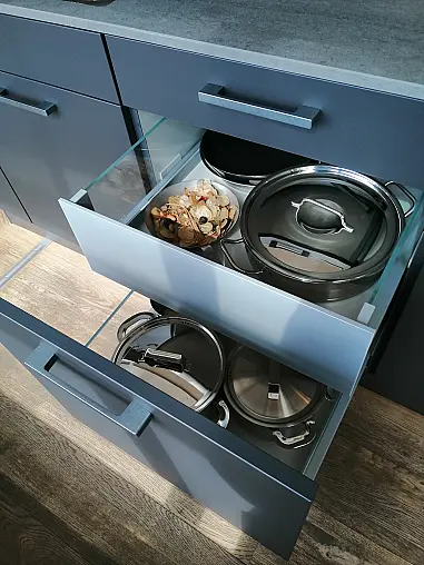 Moderne und zeitlose Zeilenküche mit Insel und Theke aus Holz