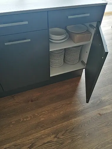 Moderne und zeitlose Zeilenküche mit Insel und Theke aus Holz