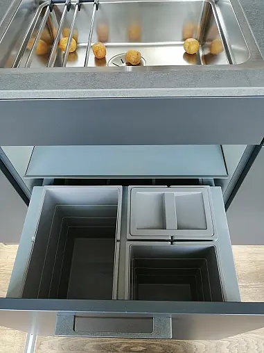 Moderne und zeitlose Zeilenküche mit Insel und Theke aus Holz