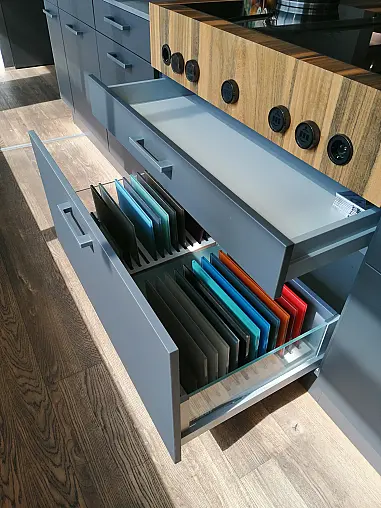 Moderne und zeitlose Zeilenküche mit Insel und Theke aus Holz