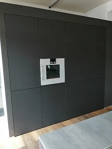 Moderne und zeitlose Zeilenküche mit Insel und Theke aus Holz