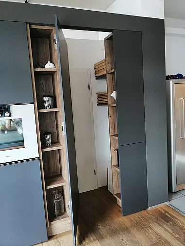Moderne und zeitlose Zeilenküche mit Insel und Theke aus Holz