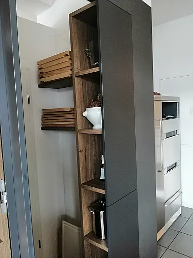 Moderne und zeitlose Zeilenküche mit Insel und Theke aus Holz