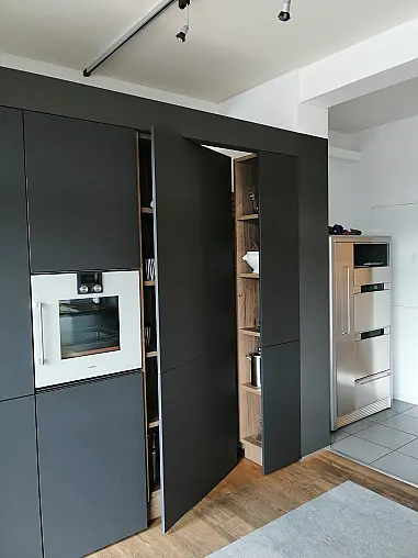 Moderne und zeitlose Zeilenküche mit Insel und Theke aus Holz