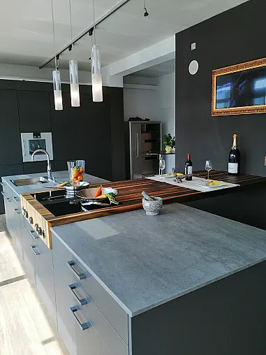 Moderne und zeitlose Zeilenküche mit Insel und Theke aus Holz
