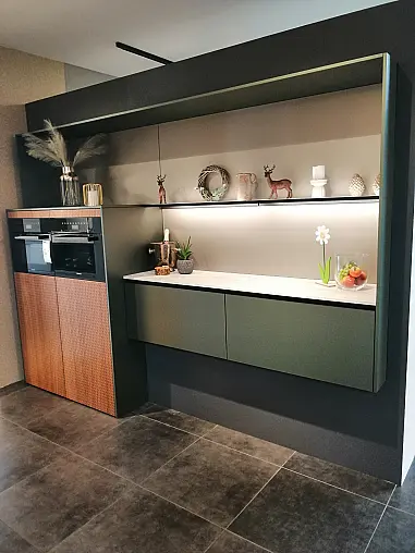 Moderne, zeitlose Zeilenküche mit Insel in 2 Farben