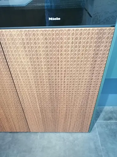 Moderne, zeitlose Zeilenküche mit Insel in 2 Farben