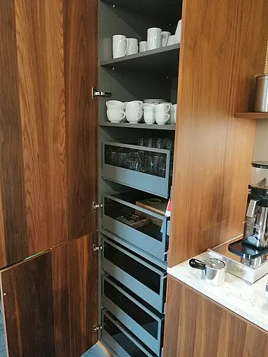Moderne, zeitlose Zeilenküche mit Insel in 2 Farben