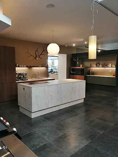 Moderne, zeitlose Zeilenküche mit Insel in 2 Farben