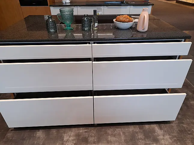 moderne Küche mit Kochinsel / K001