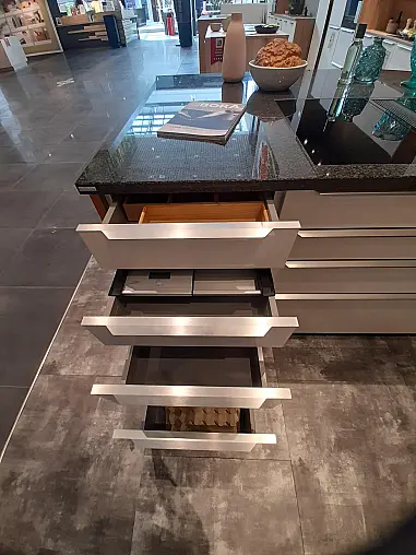 moderne Küche mit Kochinsel / K001