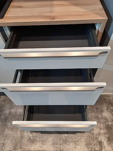 trendige Küchenzeile mit Kochinsel / K002