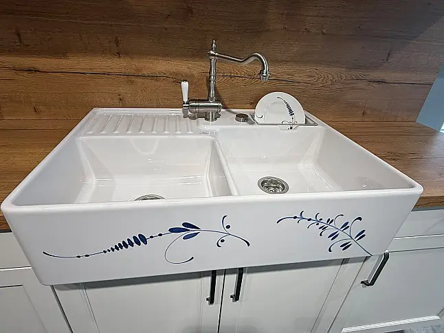 Wunderschöne Landhausküche Häcker Bristol Esche Massivholz/Furnier weiß lackiert und Asteiche Natur Repro Nachbildung