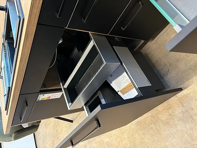 Designküche mit Insel – Neu&amp;OVP - Hochwertig geplant - Zeitlos mit warmen und dunklen Farben abgesetzt Inselküche Hochschrankzeile