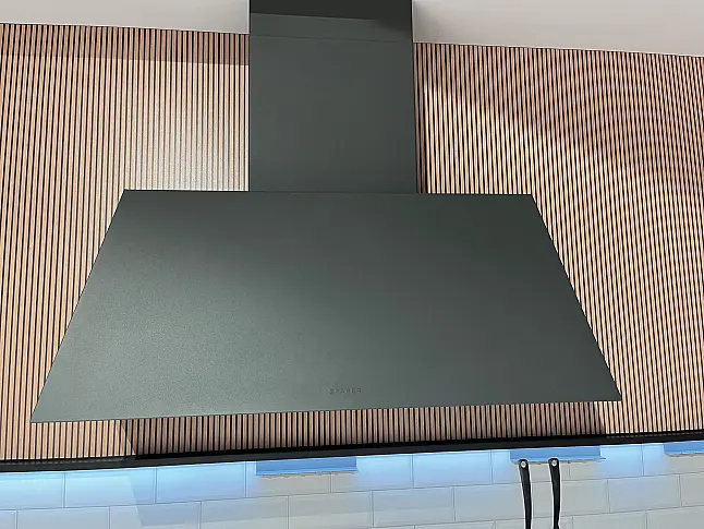 Exklusive Messeküche - inkl. Tisch und Stühle - LED-Nischenleuchten - Keramik-Arbeitsplatten - 2 Backöfen - Rückwandverkleidung mit Motiv
