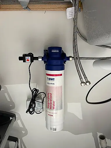Exklusive Messeküche - inkl. Tisch und Stühle - LED-Nischenleuchten - Keramik-Arbeitsplatten - 2 Backöfen - Rückwandverkleidung mit Motiv