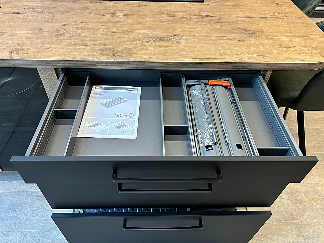 Designküche mit Insel – Neu&amp;OVP - Hochwertig geplant - Zeitlos mit warmen und dunklen Farben abgesetzt Inselküche Hochschrankzeile