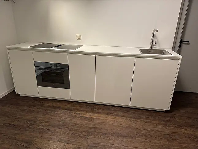 White - Die Luxuszeile mit Massivholz und besten Geräten von Gaggenau &amp; V-Zug | Aufbau flexibel möglich!