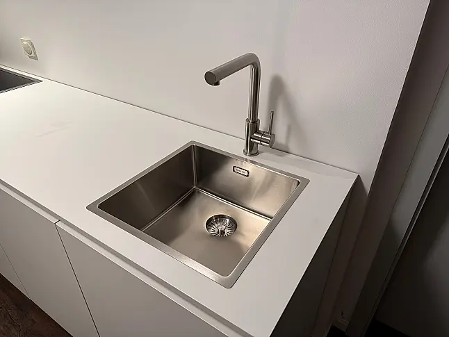 White - Die Luxuszeile mit Massivholz und besten Geräten von Gaggenau &amp; V-Zug | Aufbau flexibel möglich!