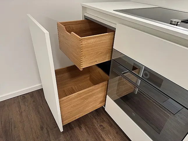 White - Die Luxuszeile mit Massivholz und besten Geräten von Gaggenau &amp; V-Zug | Aufbau flexibel möglich!