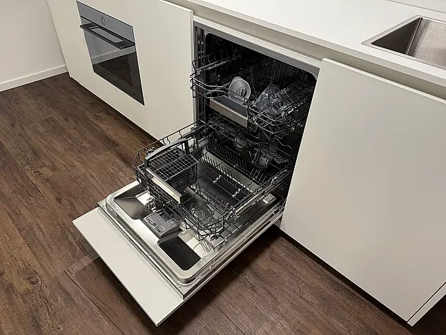 White - Die Luxuszeile mit Massivholz und besten Geräten von Gaggenau &amp; V-Zug | Aufbau flexibel möglich!