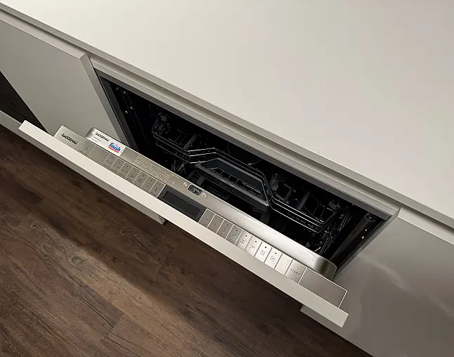 White-2 - Die Luxuszeile mit Massivholz und besten Geräten