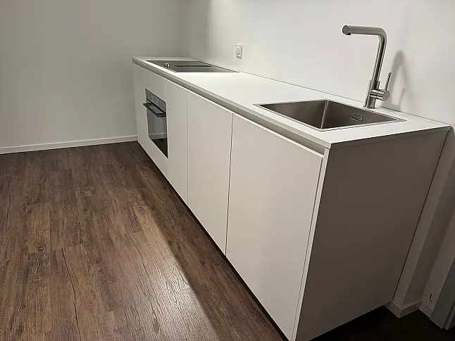 White - Die Luxuszeile mit Massivholz und besten Geräten von Gaggenau &amp; V-Zug | Aufbau flexibel möglich!